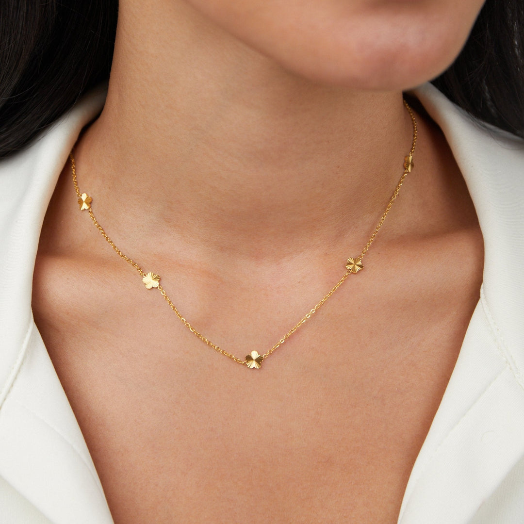 Zlatna ogrlica sa cvetnim motivom
